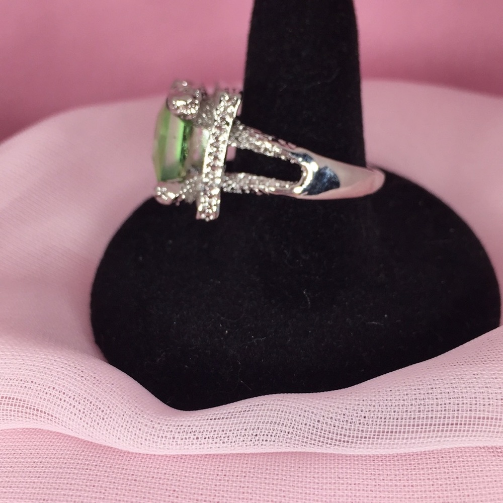 SILVER TONE RING WITH SQUARE GREEN GEMSTONE - Picture 6 of 7